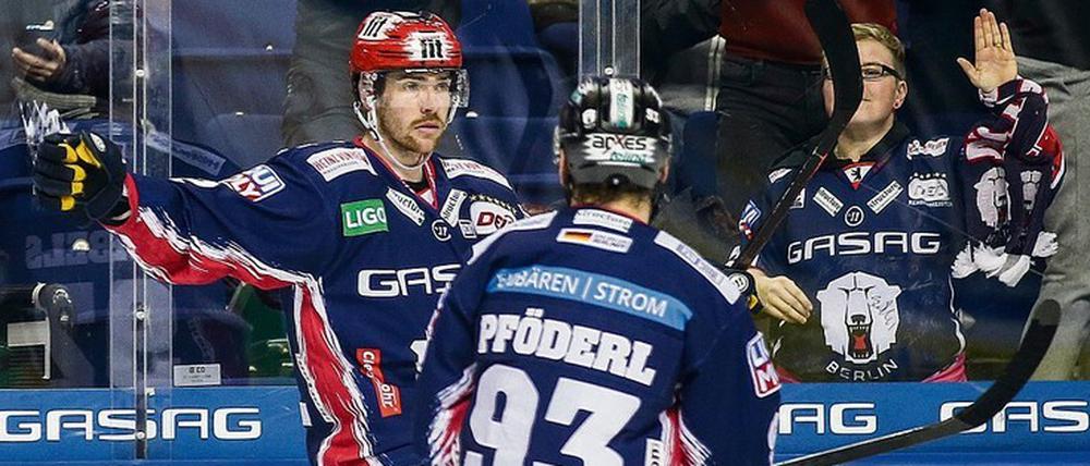Wieder einer drin: Gegen Schwenningen hatten Eisbären-Topscorer Marcel Noebels (links) und Torjäger Leonhard Pföderl am Dienstag wenig Mühe.