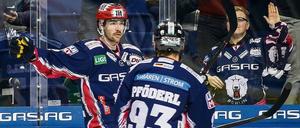 Wieder einer drin: Gegen Schwenningen hatten Eisbären-Topscorer Marcel Noebels (links) und Torjäger Leonhard Pföderl am Dienstag wenig Mühe.