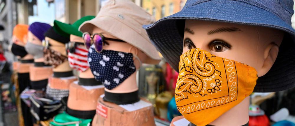 Jetzt überall erhältlich, wenn auch nur aus Stoff: Masken. Im öffentlichen Nahverkehr und in Geschäften sind sie Pflicht.