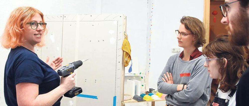 Keine Angst vor Altbauwänden. Wenn es ein bisschen bröselt, macht das nichts, sagt Charlie Machin. Mit ihrem Unternehmen will die gelernte Grafikdesignerin die Handwerkerbranche diverser machen.