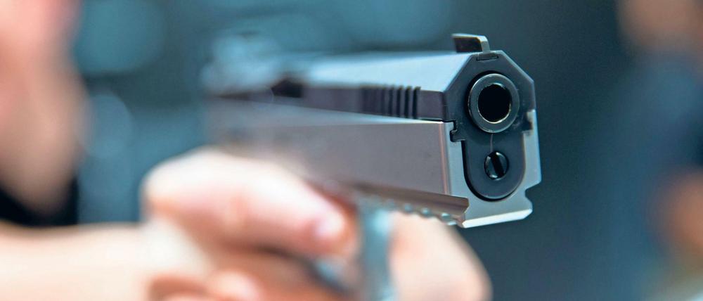 Ein Mann hält eine 9mm-Pistole in der Hand.