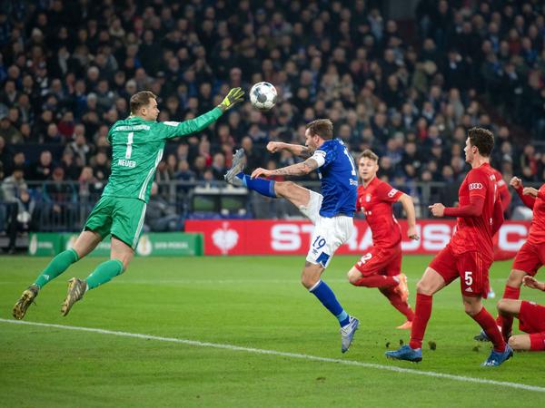 Hand drauf: Manuel Neuer rettet vor Guido Burgstaller.