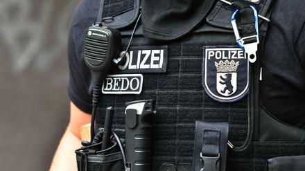 Ein Mitarbeiter der Berliner Polizei im Einsatz (Symbolbild).