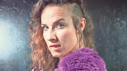 Markenzeichen Lila. Die Rapperin Sookee tritt in Zukunft als Sukini auf. 