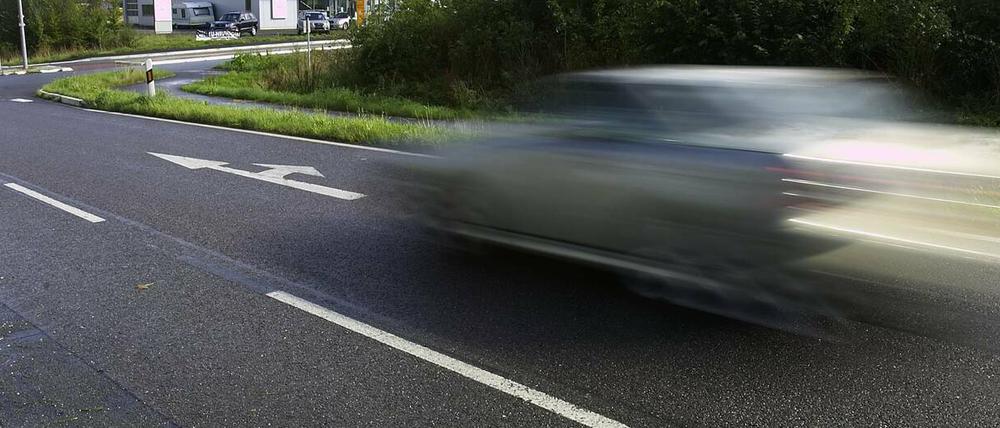 Leider kein seltenes Bild: Raser im Straßenverkehr. (Symbolfoto)