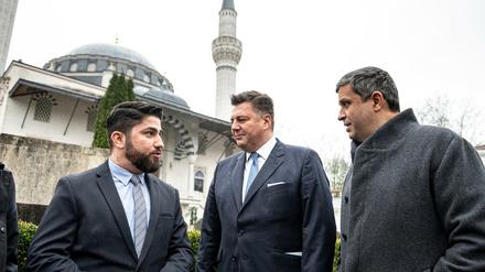 Yakup Ayar, Vorstandsvorsitzender der Gemeinde, Innensenator Andreas Geisel und SPD-Fraktionschef Raed Saleh vor der Sehitlik-Moschee.