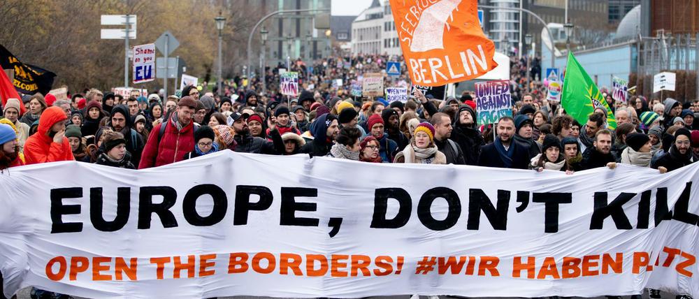 Hintergrund der Demo war die jüngst von der Türkei beschlossene Öffnung der Grenzen, die Griechenland und die EU ablehnen.