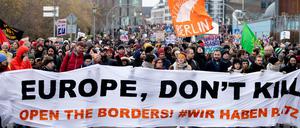 Hintergrund der Demo war die jüngst von der Türkei beschlossene Öffnung der Grenzen, die Griechenland und die EU ablehnen.