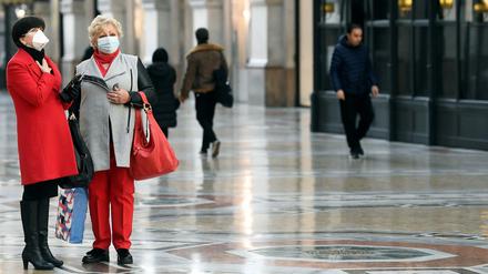 Zwei Frauen in der Galleria Vittorio Emanuele II in Mailand.