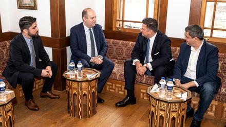Yakup Ayar, Vorsitzender der Gemeinde, Rifki Olgun Yükcekök, türkischer Generalkonsul, Innensenator Andreas Geisel und SPD-Fraktionschef Raed Saleh (von links) in der Moschee.