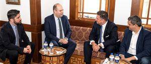 Yakup Ayar, Vorsitzender der Gemeinde, Rifki Olgun Yükcekök, türkischer Generalkonsul, Innensenator Andreas Geisel und SPD-Fraktionschef Raed Saleh (von links) in der Moschee.