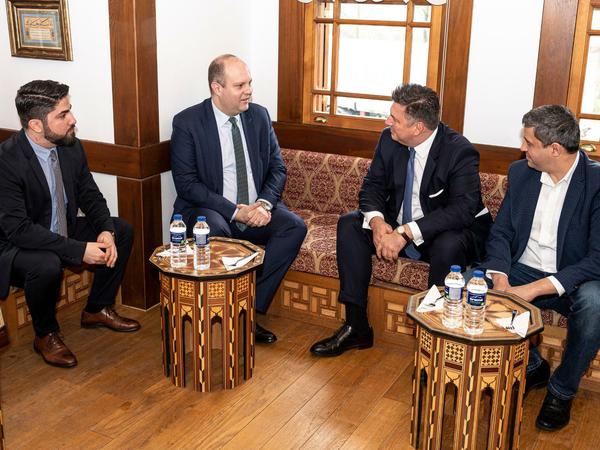 Yakup Ayar, Vorsitzender der Gemeinde, Rifki Olgun Yükcekök, türkischer Generalkonsul, Innensenator Andreas Geisel und SPD-Fraktionschef Raed Saleh (von links) in der Moschee.