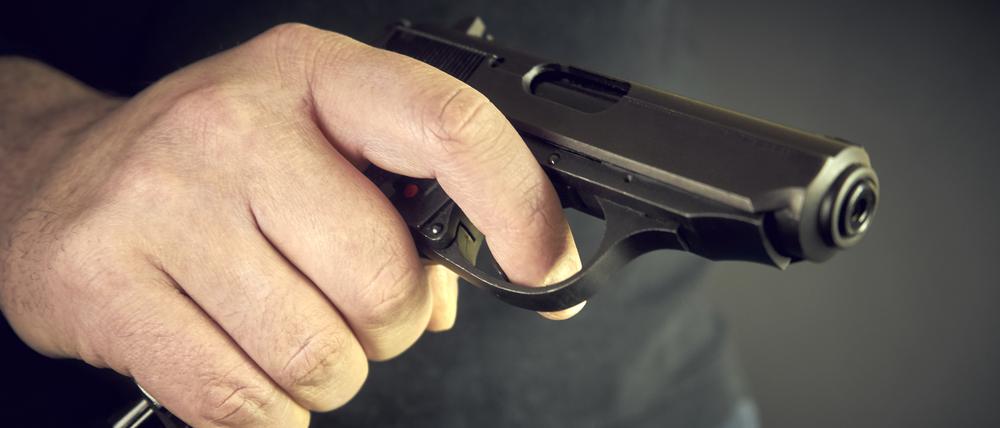 Mit einer Waffe (Symbolfoto) soll der Inhaber bedroht worden sein.