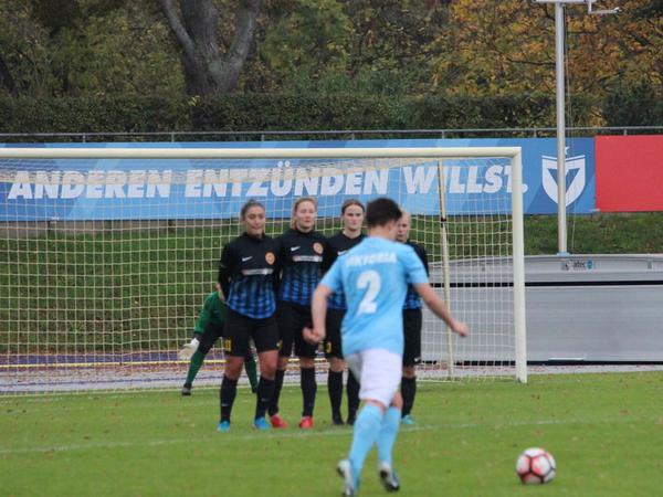 Freistoß für die Fußballerinnen von Viktoria Berlin im Spiel gegen den Steglitzer FC Stern 1900.