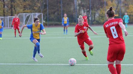 Weltmeisterin Anja Mittag von RB Leipzig am Ball in einem Regionalliga-Spiel beim Steglitzer FC Stern 1900 in Berlin.