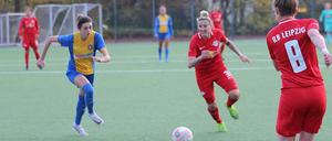 Weltmeisterin Anja Mittag von RB Leipzig am Ball in einem Regionalliga-Spiel beim Steglitzer FC Stern 1900 in Berlin.