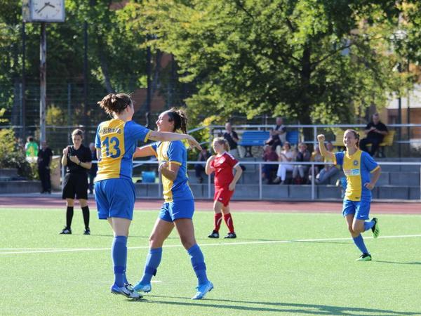 Fußballerinnen des Steglitzer FC Stern 1900 bejubeln ein Tor.