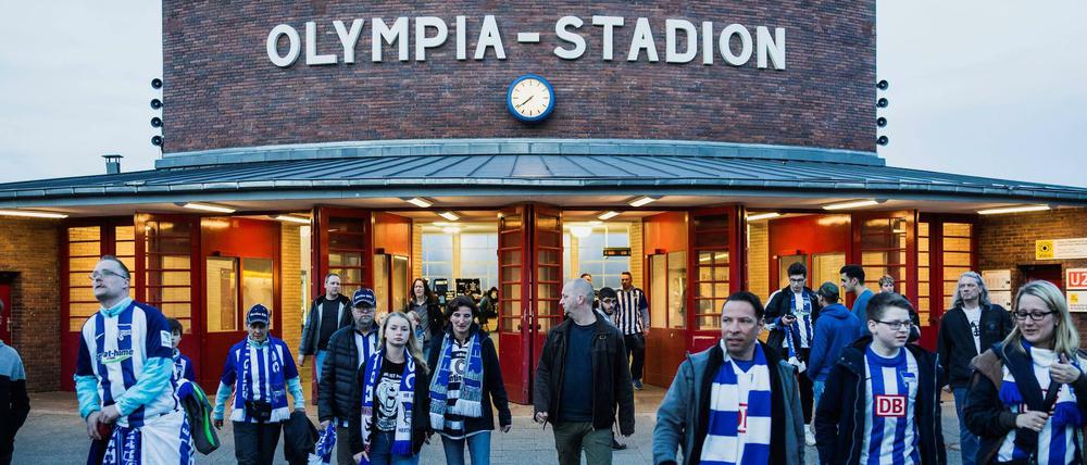 Nächster Halt: Olympiastadion. Hertha-Fans auf dem Weg zum Spiel.