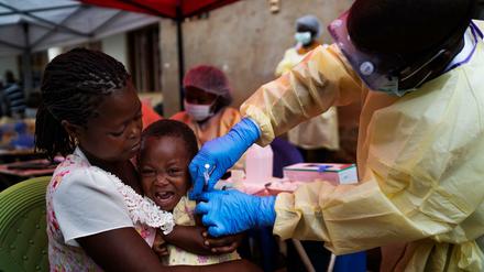 Ein Kind im kongolesischen Beni wird gegen Ebola geimpft. 