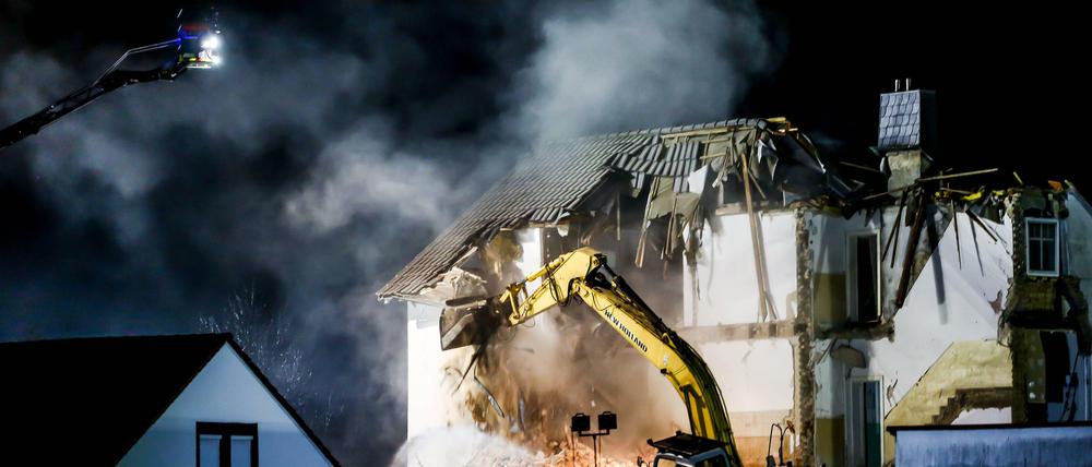 In der Nacht zu Sonntag wurde das stark beschädigte Gebäude abgerissen.