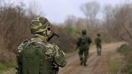 Griechische Soldaten patrouillieren in der Nähe des Grenzübergangs Kastanies. 