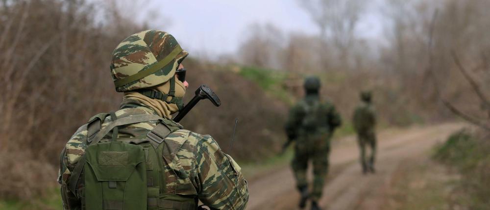 Griechische Soldaten patrouillieren in der Nähe des Grenzübergangs Kastanies.