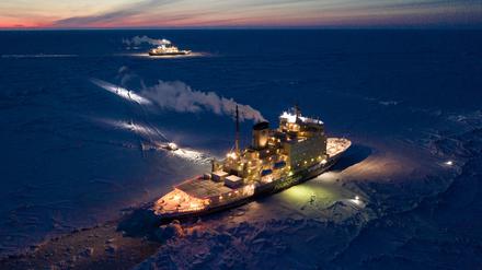 Das russische Versorgungsschiff "Kapitan Dranitsyn" (im Vordergrund) dringt zum Forschungsschiff "Polarstern" (im Hintergrund) vor. 