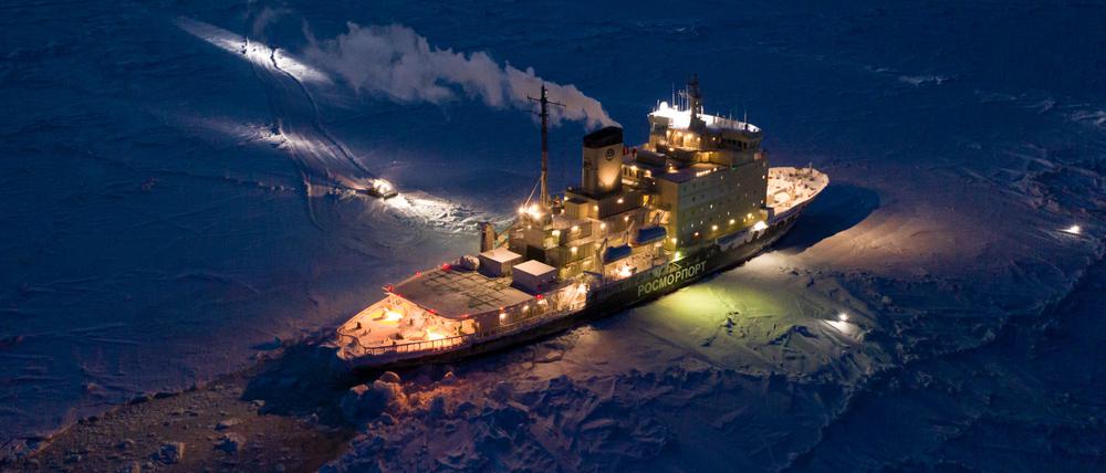 Das russische Versorgungsschiff "Kapitan Dranitsyn" (im Vordergrund) dringt zum Forschungsschiff "Polarstern" (im Hintergrund) vor.