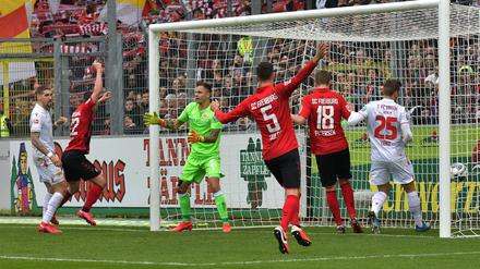 Wieder einer drin. Die Berliner kassieren in dieser Szene das 0:1 in Freiburg - nach einer Ecke.