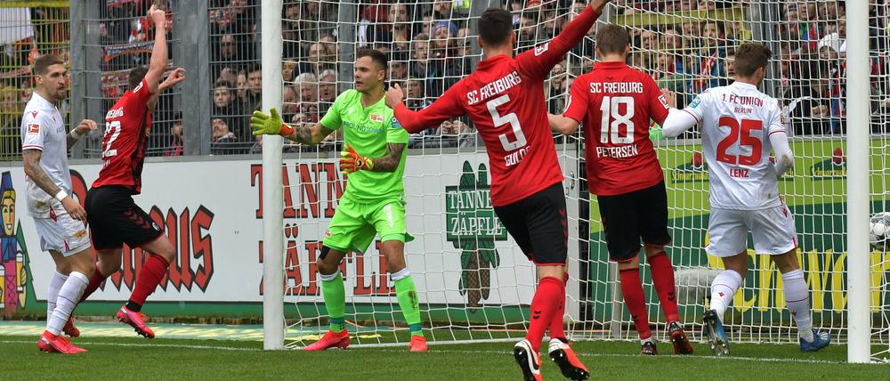 Wieder einer drin. Die Berliner kassieren in dieser Szene das 0:1 in Freiburg - nach einer Ecke.