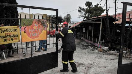 Am Tag danach sind immer noch Feuerwehrkräfte auf dem Gelände im Einsatz.