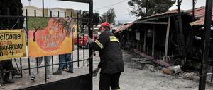 Am Tag danach sind immer noch Feuerwehrkräfte auf dem Gelände im Einsatz.