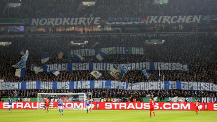 Auch auf Schalke kritisierten Fans den DFB am Dienstag beim Pokal-Spiel gegen den FC Bayern mit Plakaten. 