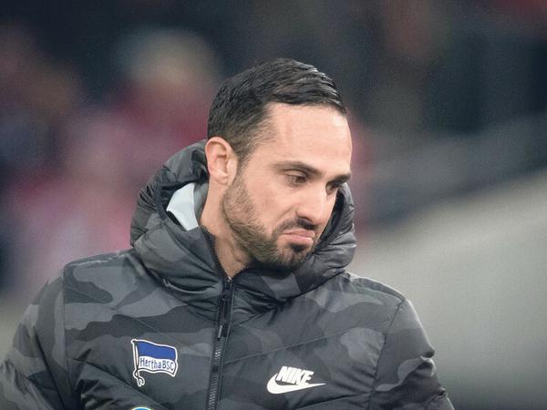 Nichts zu lachen: Alexander Nouri braucht gegen Werder Bremen dringend einen Sieg. Seinen ehemaligen Arbeitgeber würde er damit tiefer in die Krise stürzen.