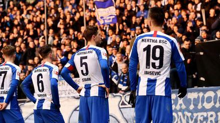Immerhin noch unentschieden. Herthas Spieler wissen nach dem Abpfiff nicht so recht, was sie mit dem 2:2 gegen Bremen anfangen sollen. Die Fans hingegen hatten dazu eine klare Meinung.