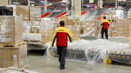 Viel Plastik, viel Pappe - DHL will den Ressourceneinsatz beim Versandhandel reduzieren. 