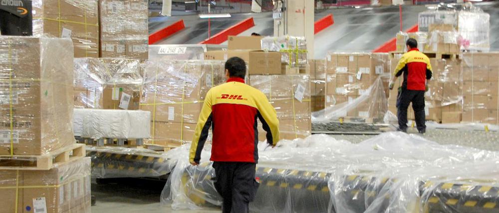 Viel Plastik, viel Pappe - DHL will den Ressourceneinsatz beim Versandhandel reduzieren. 