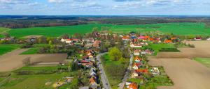 Sehnsuchtsort Dorf. Hier im Bild der kleine Ort Sieversdorf im Landkreis Oder-Spree (Brandenburg). 