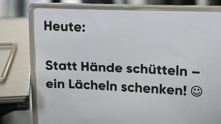 Mit diesem Schild mit der Aufschrift "Heute Statt Hände schütteln - ein Lächeln schenken" wurden in der vergangenen Woche Besucher der Medientage Mitteldeutschland begrüßt.
