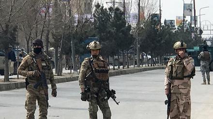Soldaten am Ort des Anschlags in Kabul 