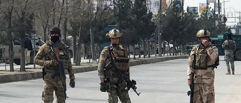 Soldaten am Ort des Anschlags in Kabul