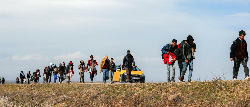 Migranten in der Nähe des Grenzüberganges in Edirne, Türkei.