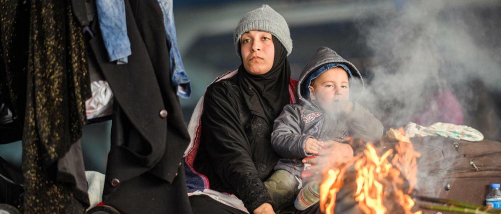Ein Syrerin sitzt mit ihrem Kind in einer leeren Markthalle in Edirne nahe der türkisch-griechischen Grenze.