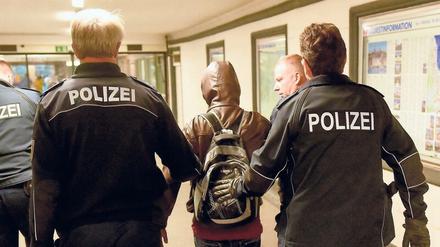 An den Bahnhöfen ist die Bundespolizei zuständig.