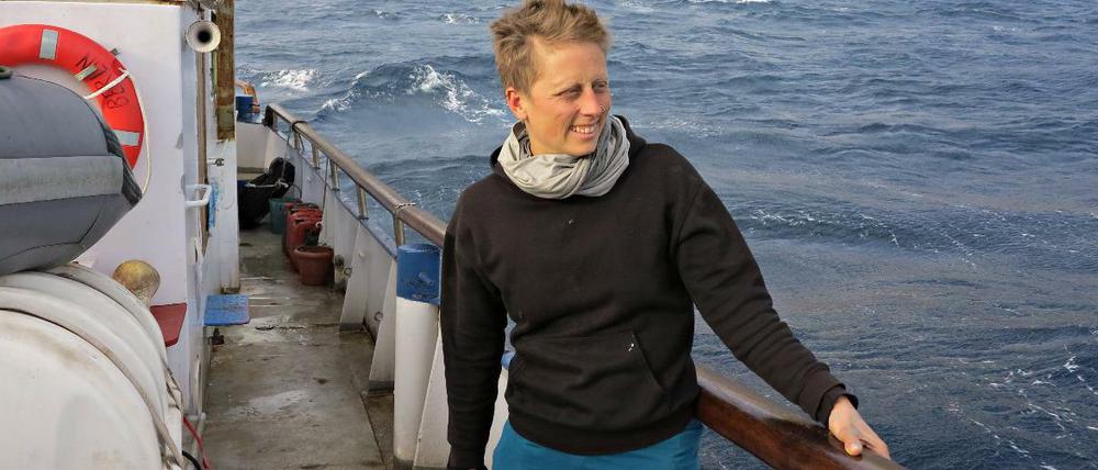 Kurs auf Helfen. Flo Strass aus Kreuzberg, Ehrenamtliche vom Berliner Verein Mare Liberum, an Deck des Schiffes.