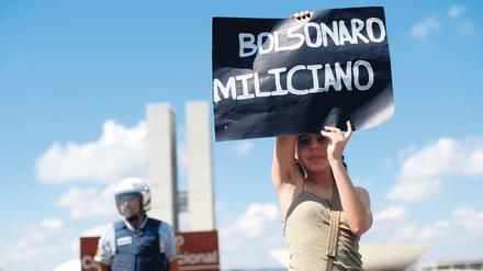 „Bolsonaro, Mann des Militärs“. Eine Studentin protestiert im vergangenen Jahr auf dem Campus der Uni Brasilia gegen die Regierung des Rechtsaußen-Präsidenten Jair Bolsonaro. 