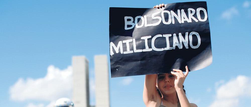 „Bolsonaro, Mann des Militärs“. Eine Studentin protestiert im vergangenen Jahr auf dem Campus der Uni Brasilia gegen die Regierung des Rechtsaußen-Präsidenten Jair Bolsonaro.