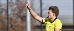 Ein Schiedsrichter bei einem Spiel in Berlin.