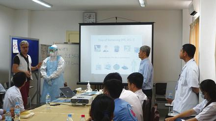 Ein Krankenhausteam in Phnom Penh in Kambodscha lernt den Umgang mit Schutzausrüstung. 