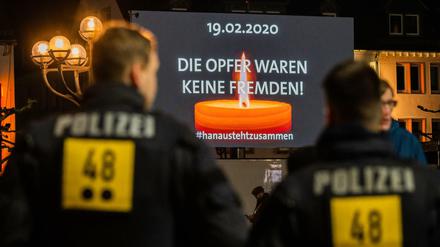 Auf einer Videoleinwand war am Abend die Trauerfeier für die Opfer des Anschlags zu sehen.